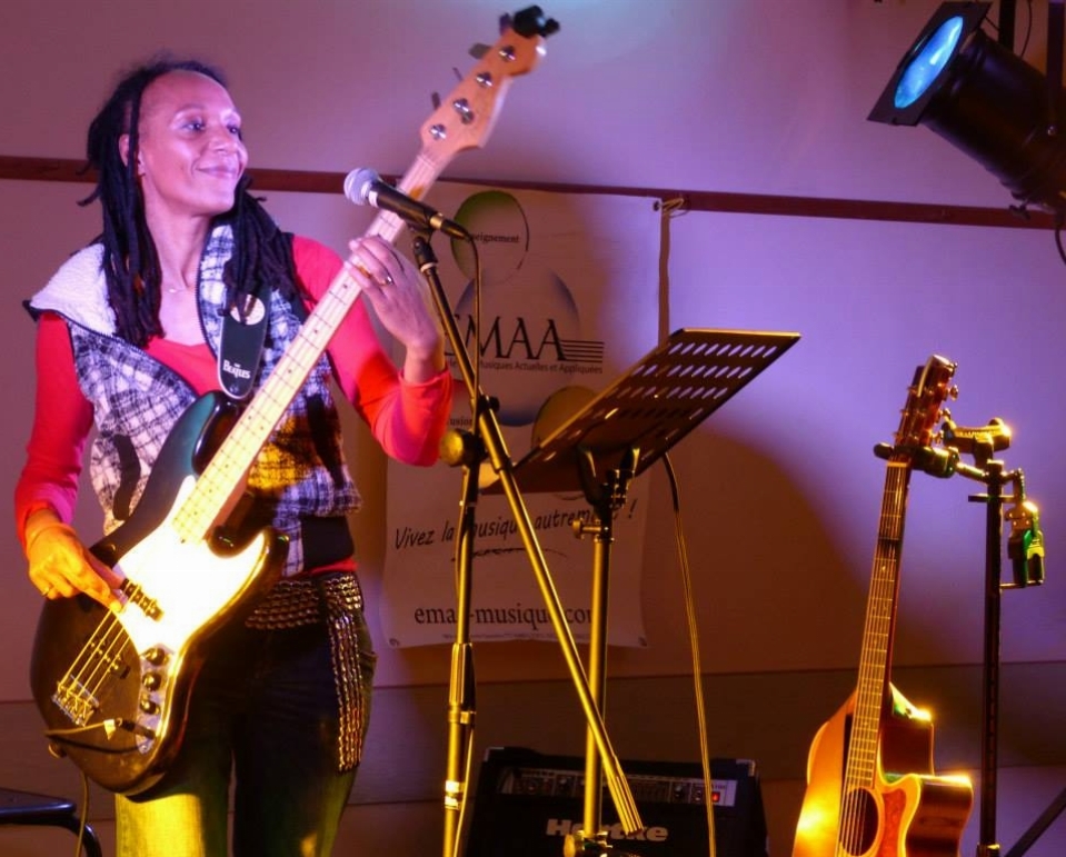 Isa Sompare en concert 1.jpg Isa Sompare en concert 1.jpg